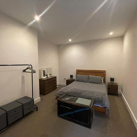 Modern Apartment 4 Mins From Gatwick Хорли Екстериор снимка