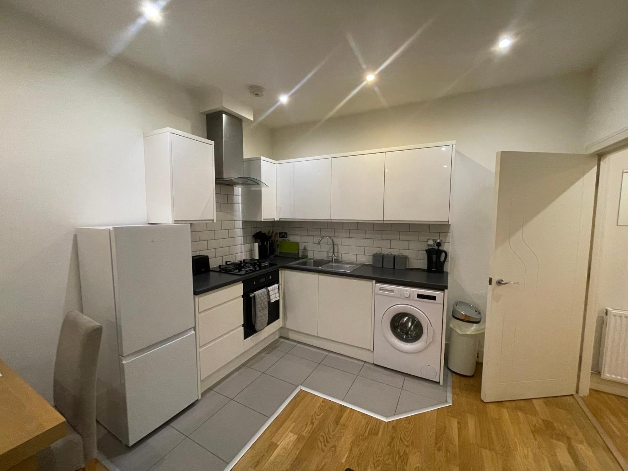 Modern Apartment 4 Mins From Gatwick Хорли Екстериор снимка